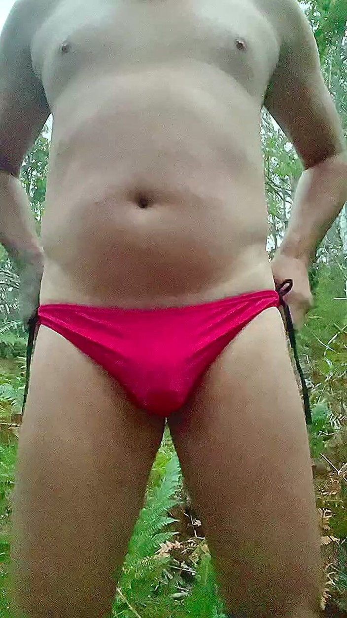 Madaussiehere: 私のピンクのビキニで屋外ブッシュウォーク
