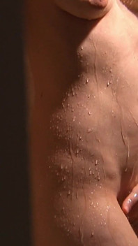 Heiße MILF duscht und masturbiert