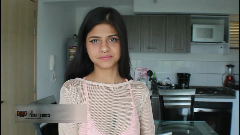 Britany: Krásná sexy brunetka šuká svého nevlastního syna doma - porno ve španělštině