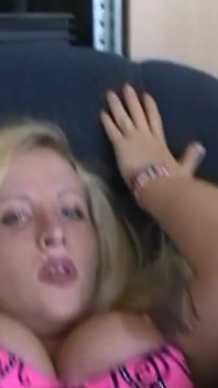 Reife blonde MILf nimmt dicken schwanz tief in den arsch