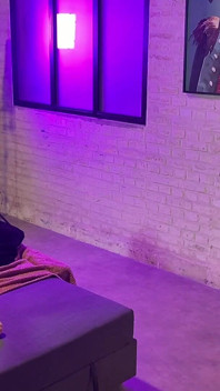За лаштунками, раб у клітці знищується страпоном його господині - bdsm - французький пеггінг