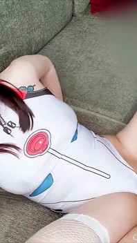 Ejaculare facială uriașă pe drăguța asiatică Nico Love în costum de baie