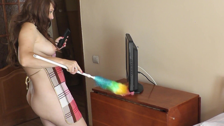 XXX-Platinum: Naked MILF Sings Song katyusha and Cleans Room
