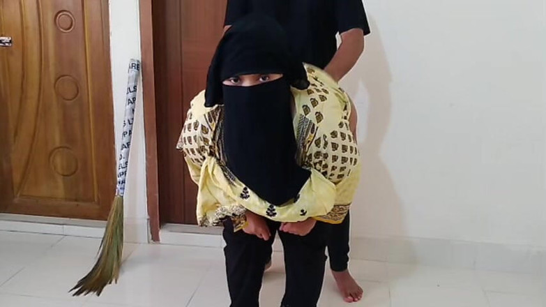 Aria Mia: पंजाबी हॉट नौकरानी मेरे कमरे को साफ करती है फिर मैं उसकी गांड चुदाई देता हूं क्योंकि मेरी पत्नी आज घर पर नहीं है