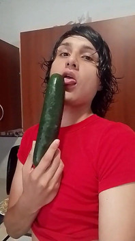 Completo Femboy Excitado Se Desnuda En Su Cocina Y Se Echa Aceite En Todo Su Cuerpo Sexy Y Folla Su Culo Con Pepino Y Masturba