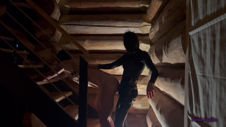 Purple Papillon: Tambatan gelap di tangga dengan dildo merah jambu