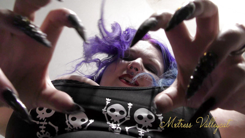 Mxtress Valleycat: Gotik berarti raksasa