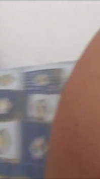 Hnědovlasá holka si hraje sama se sebou
