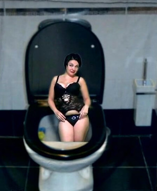 Sexy Milf: Kate memusnahkan dirinya ke tandas sambil menari sebahagian daripada badannya