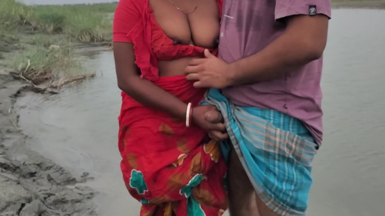 Sabina244: Deshi bowdi açık havada nehrin yanında tek başına sikişiyor