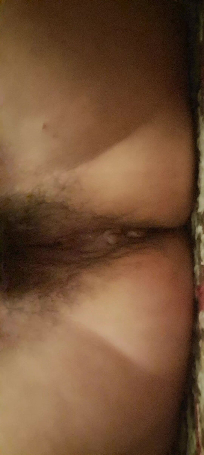 Mommy big hairy pussy: Une belle-mère montre à quel point son cul est étroit