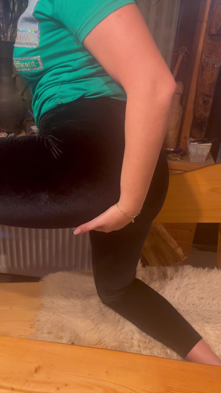 MilfyCalla: Pantat menampar &amp; bermain cameltoe di bangku