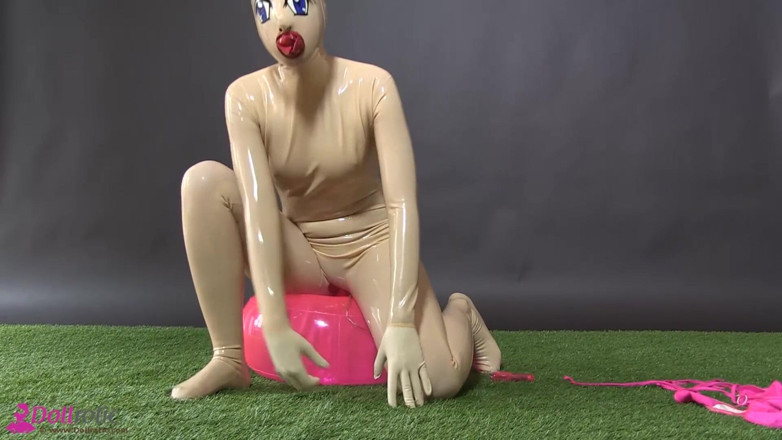 Dollrotic: Lebende Gummipuppe mit Silikonmaske