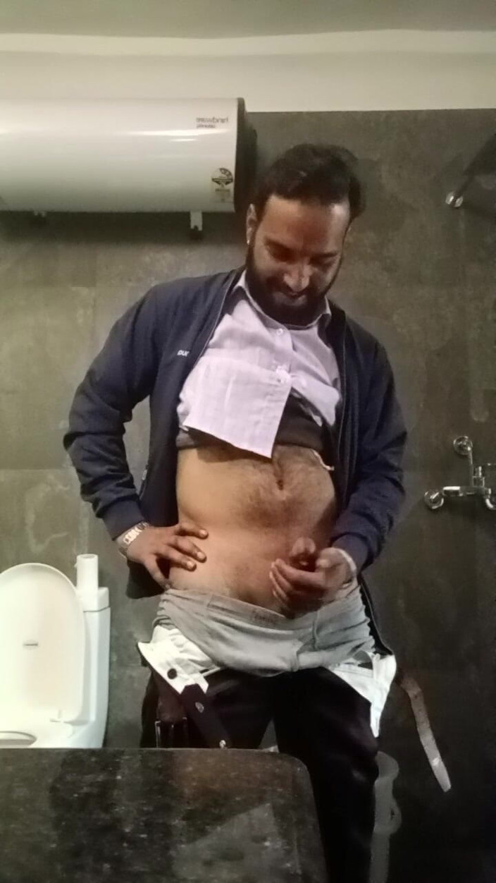 Rajasthani-old-lover: Indische Desi-man geniet van penismassage in de badkamer