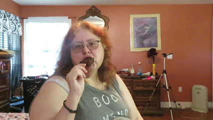 BBW nurse Vicki adventures with friends: Vicki, infirmière BBW, aime manger une glace au chocolat à la...
