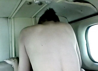 Public Lust: Milf tettona cavalca un cazzo duro nell'aereo