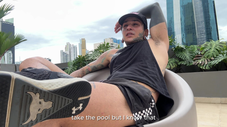 Dyavol: Obří makabróza ponižuje drobného človíčka na veřejnosti