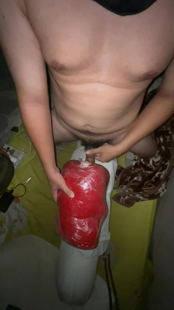 Milky Tata: Паренек-твинк трахает игрушку Куклу и кончает на его игрушку, часть 2