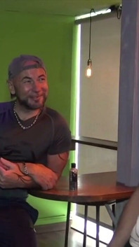 Romain pieprzy swoje wytatuowane ptoe