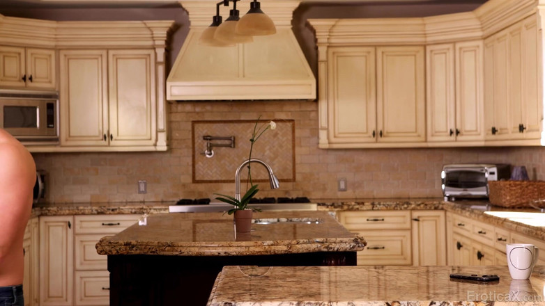 Erotica X: Eroticax förför sin huskamrat