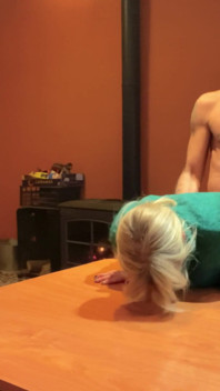 Amor na mesa da cozinha - Wildspaincouple