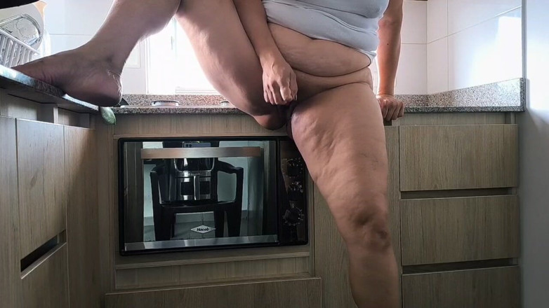 Milfcaliente69: Angajez o angajată matură sexy și urmăresc cum se termină cu...