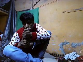 Indian desi boy: Chico posee lamiendo el dedo del pie y los pies,...