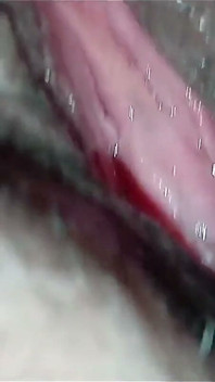 Guarda mentre mi sditalino e accarezzo la figa pelosa e grassa della mia matrigna
