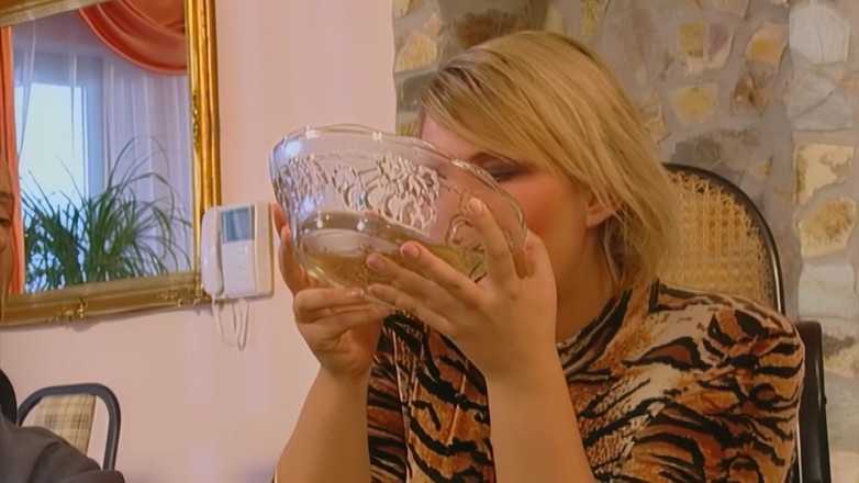 MMV Films and Clips XXX: 熱いセックス、オーラルセックスとおしっこ、尿を飲むこと