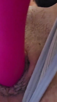 Insertion de jouet rose et orgasme dans la chatte