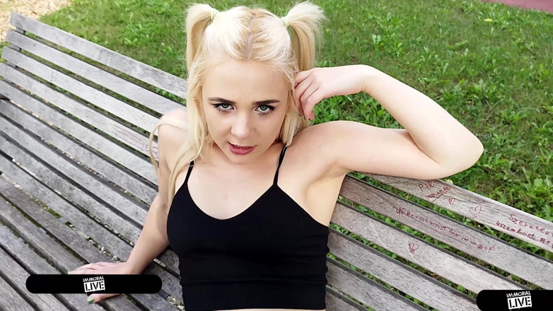 Immoral Live: Perverzní spinner Ellie Shoule je venku nahá a stříká do...