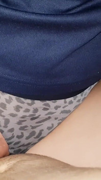 Junges teen reitet den schwanz einer freundin nach dem college - amateur-cowgirl