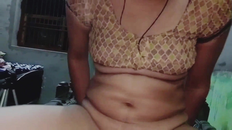 Village studio: 남친의 자지를 빨고 보지를 핥는 인도 마을 소녀.