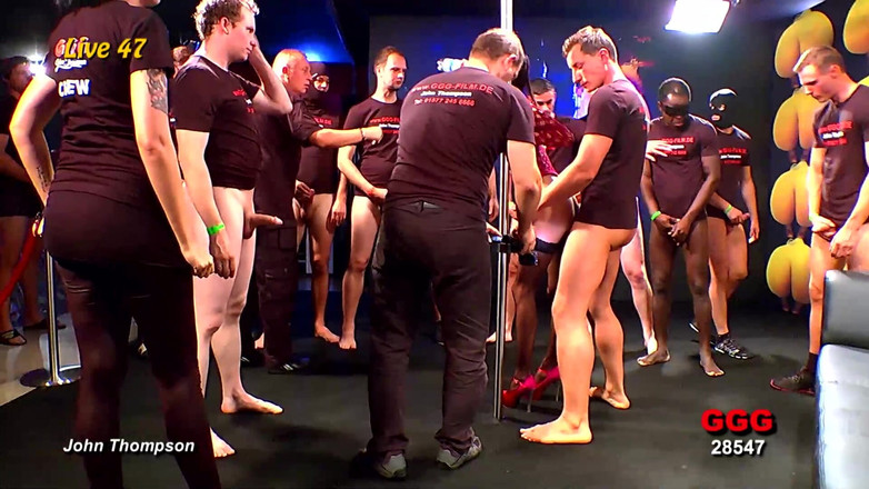 German Hardcore Gangbang: Pět pěstí nadržených roztleskávaček děvky a stříká v lesbické orgii!