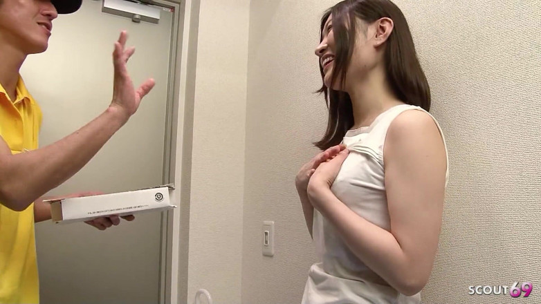 Asian porn collection: Худа японська дівчина-німфоманка спокушає кур'єра піци до траху без цензури з кремпаєм
