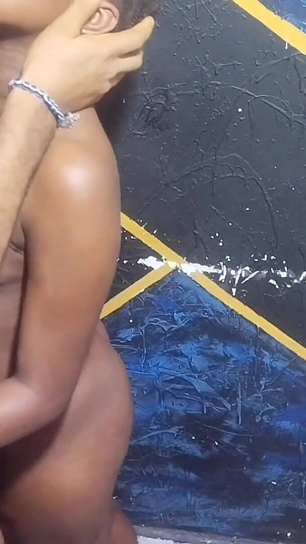 Ebony teens tv: 和一个强壮的男性脱衣舞娘上床