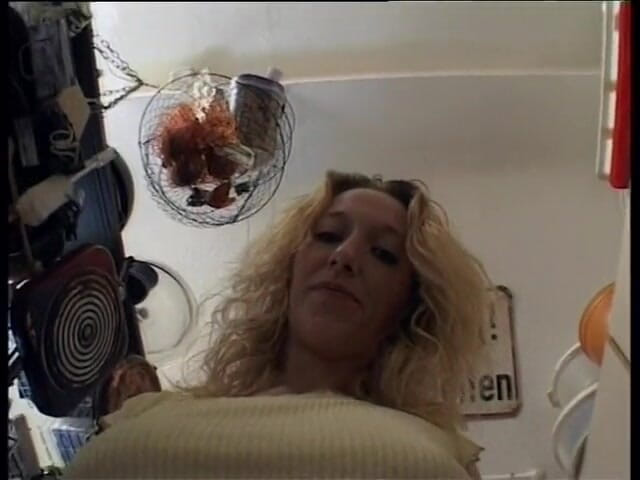 Horny Two really wet MILFs: Curvă blondă cu pizdă rasă înainte de a face o muie...