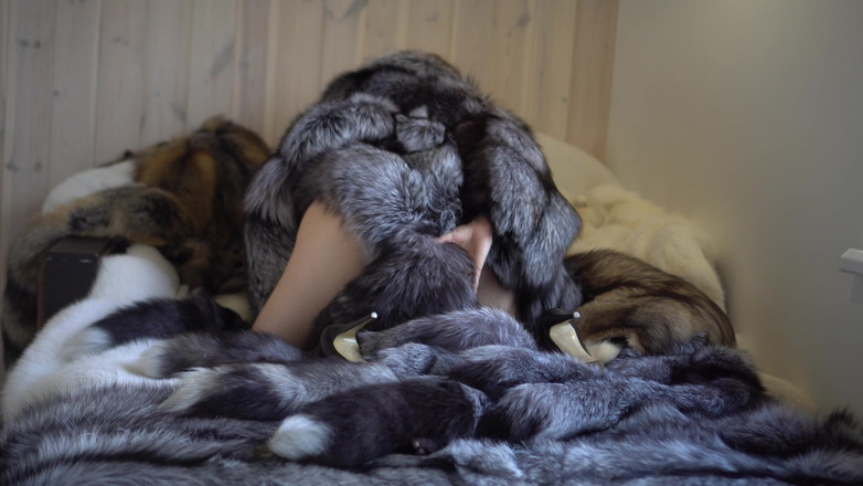 Ruda Cat: Brincando e provocando com muita pele! Masturbação em um casaco...