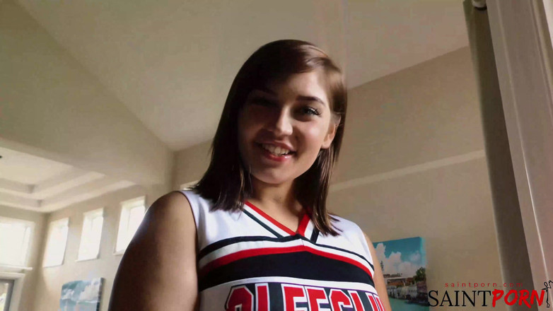 SaintPorn: विवियन माइक को अपनी शरारती जयजयकार दिनचर्या दिखाती है