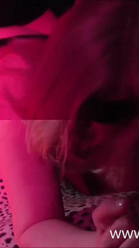 Tante seksi sama 2 cowok berotot di klub swinger