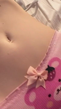 Eres tan afortunado de ver mi coño apretado en linda penetración de bragas