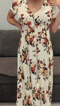 Vestido floral largo y tacones altos se prueban