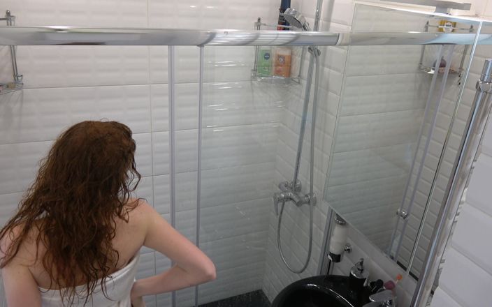 Milfs and Teens: Adolescente pelirroja con tetas pequeñas en la ducha