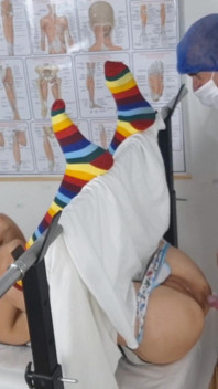 女孩第一次在妇科医生。