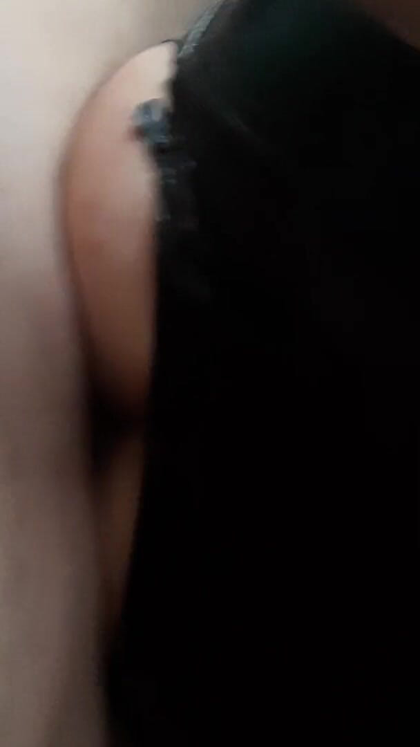 Shiny leather assfuck: GF błyszcząca dupa zerżnięta w skórzane spodnie