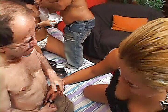 Perv Milfs n Teens: Awek latina muda ketat dijilat pepeknya