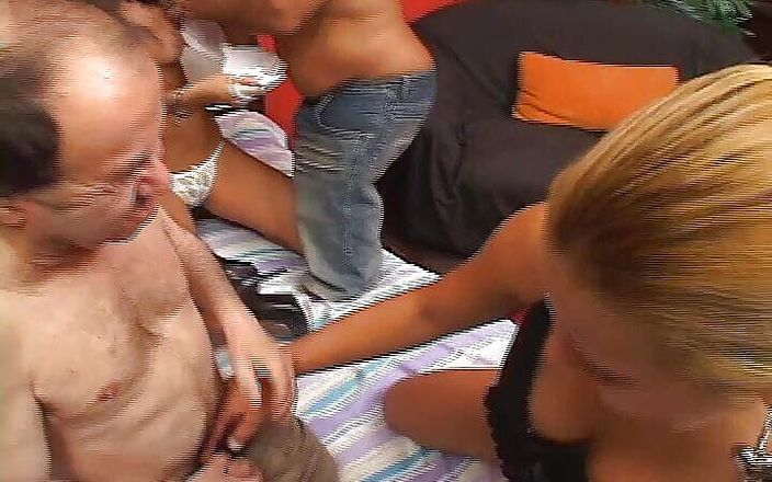 Perv Milfs n Teens: 年轻的拉丁紧身女孩的阴户被舔