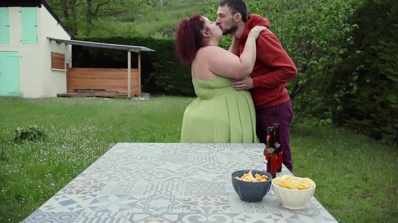 abricot sucree: MiLF viene beccata nel suo giardino
