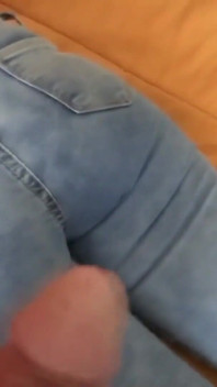 Ich habe es endlich geschafft, meine schöne schwägerin zu genießen und ich machte sie einen cumshot auf ihren dicken arsch mit meiner jeans