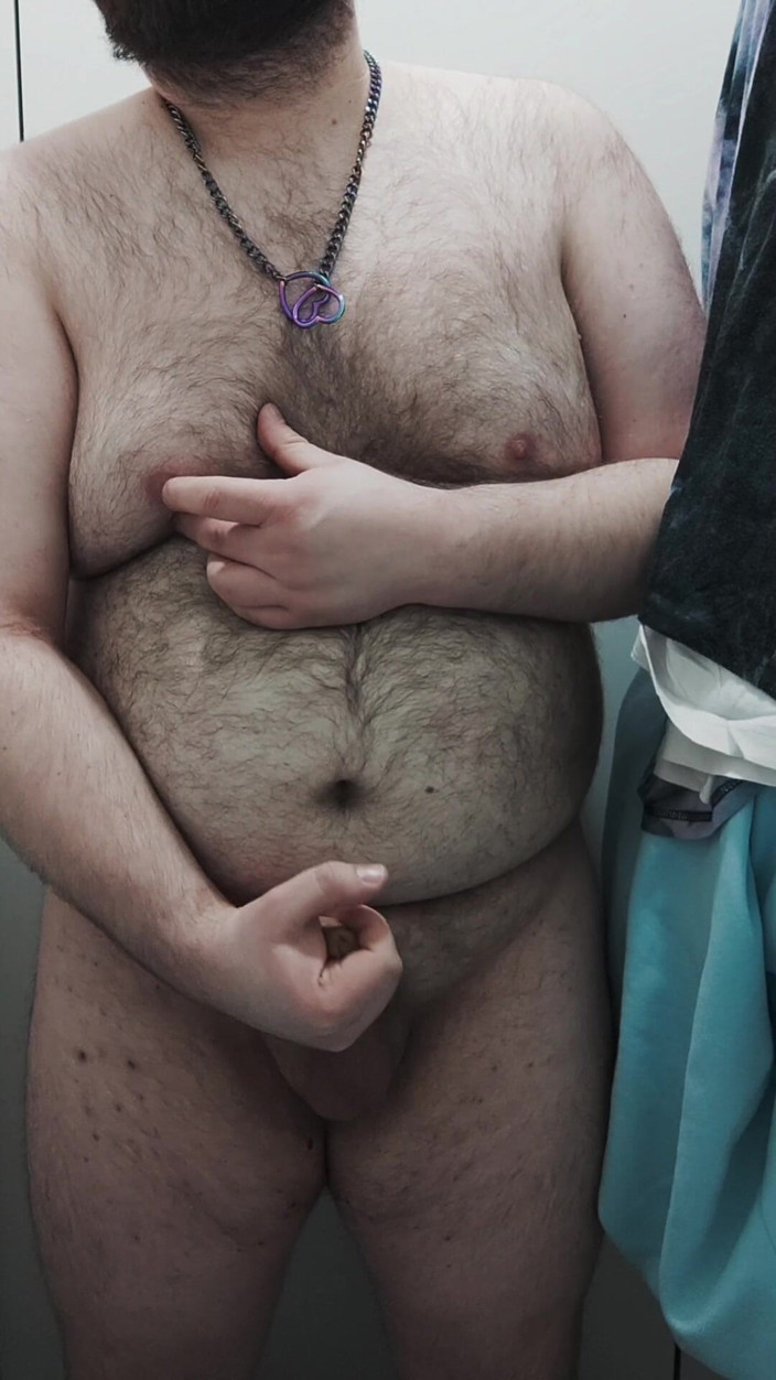 BearPup Akuma: मोटा भालू लू पर झटके देता है और अपने सह को चाटता है